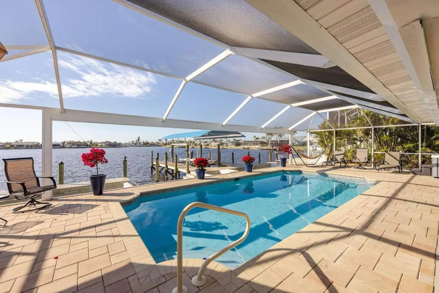 Waterfront Escape Luxurious Holiday home