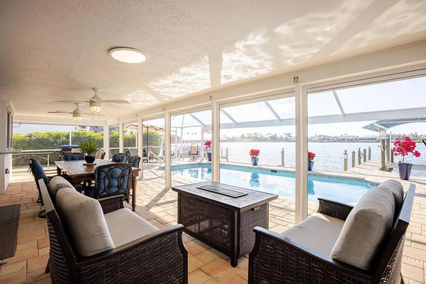 Waterfront Escape Luxurious Holiday home
