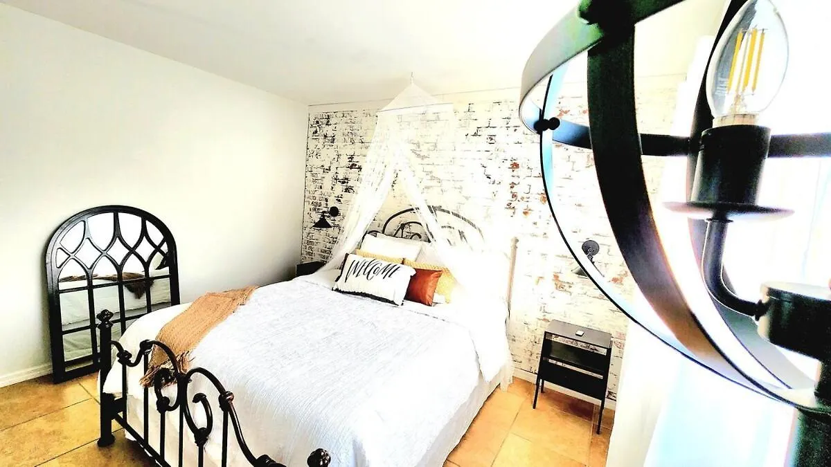Apartment Rustic Urban Escape Serene Near The Cape Coral