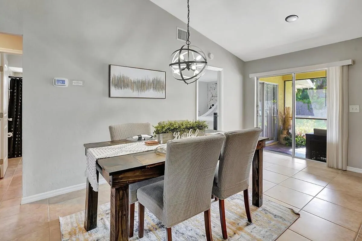 Rustic Urban Escape Serene Near The Cape Coral