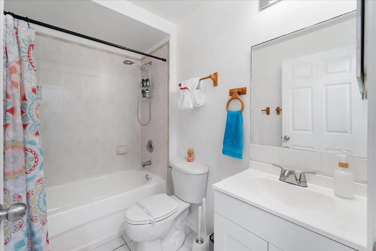 5 Star, Twin Home, Heated Pool Located D-town Cape Cape Coral
