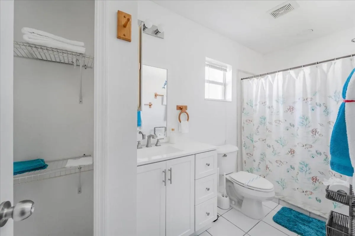5 Star, Twin Home, Heated Pool Located D-town Cape Holiday home Cape Coral