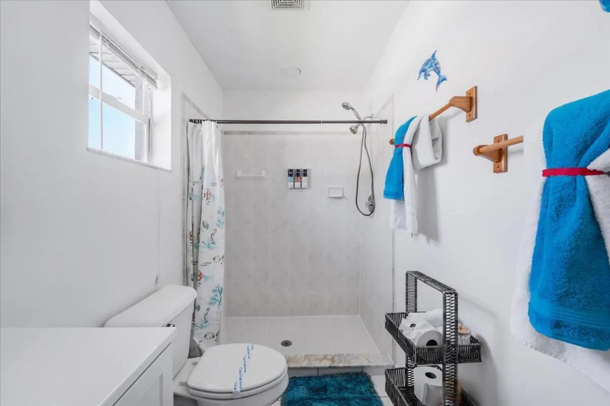 5 Star, Twin Home, Heated Pool Located D-town Cape Cape Coral