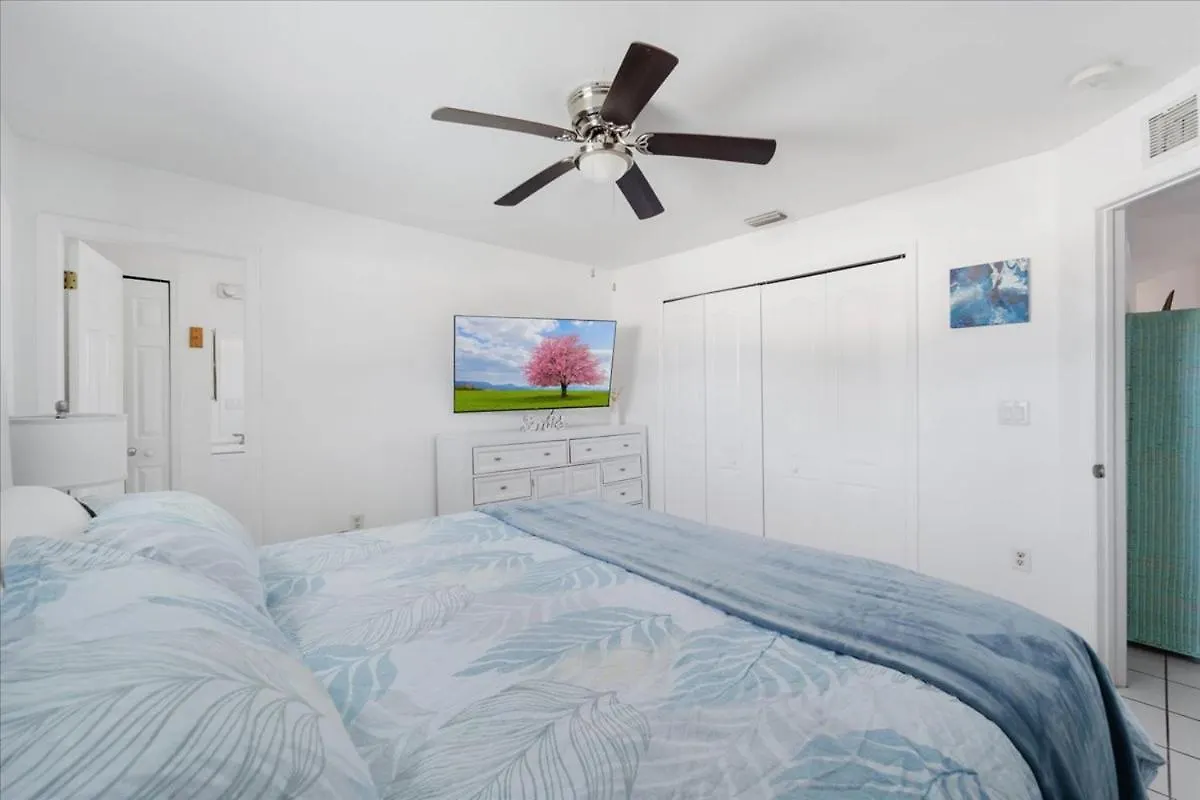 5 Star, Twin Home, Heated Pool Located D-town Cape Cape Coral