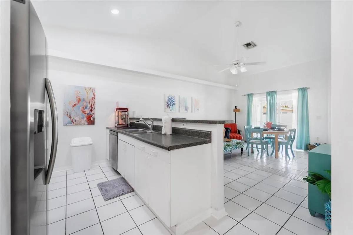 Holiday home 5 Star, Twin Home, Heated Pool Located D-town Cape