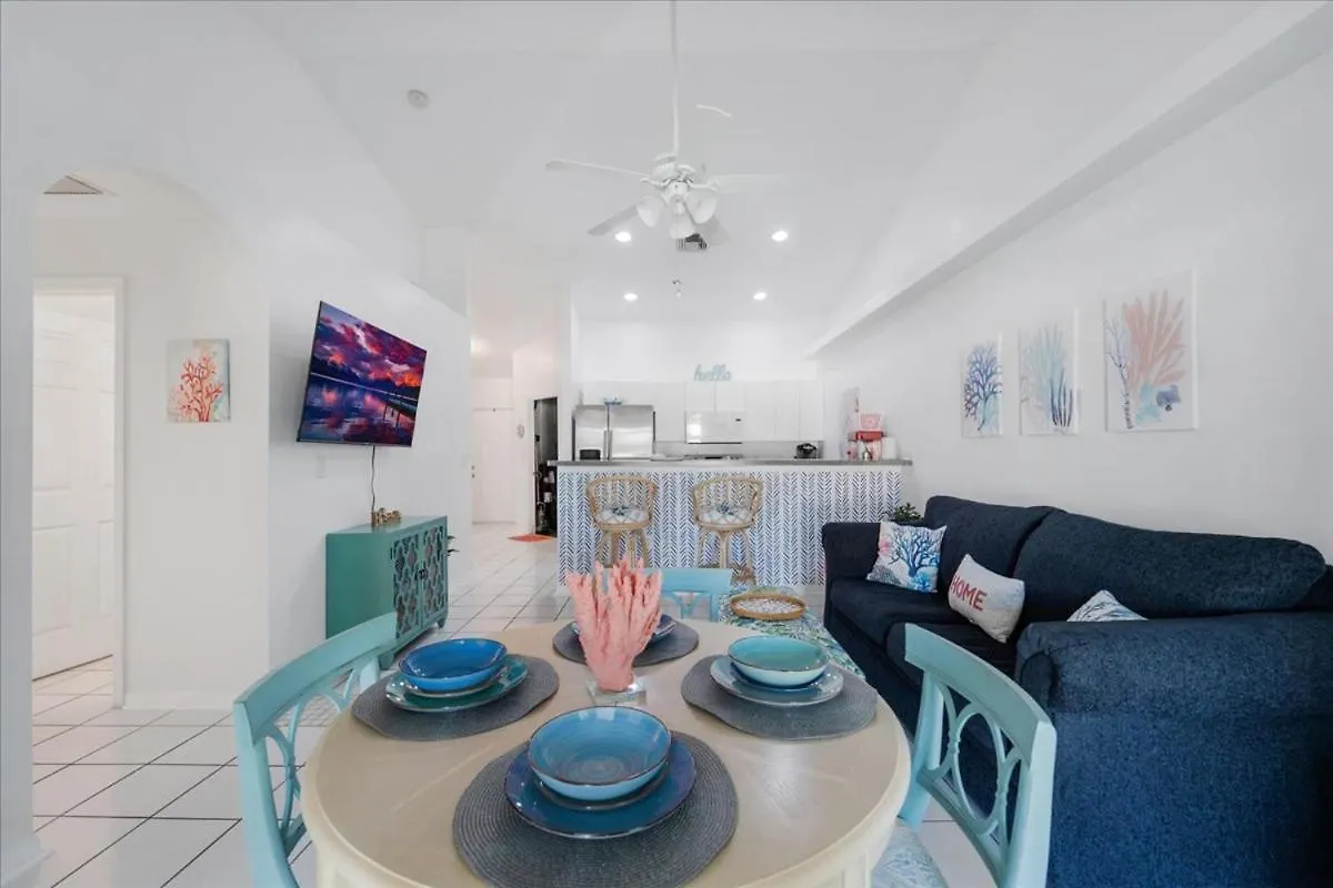 5 Star, Twin Home, Heated Pool Located D-town Cape Holiday home Cape Coral