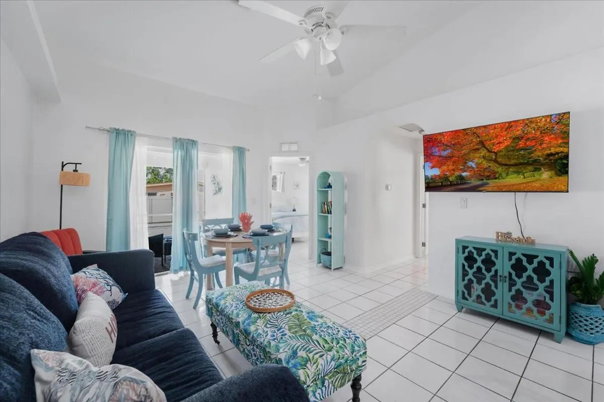 5 Star, Twin Home, Heated Pool Located D-town Cape