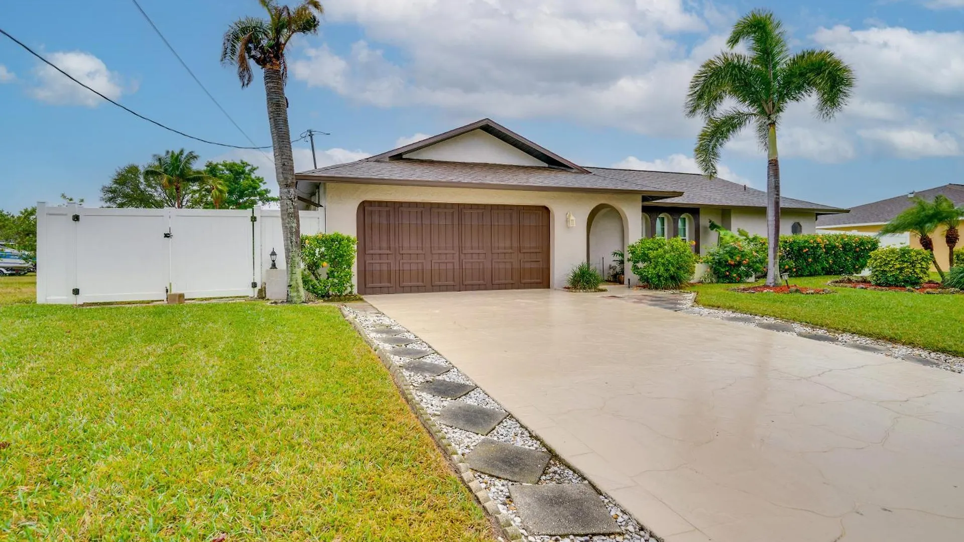 Canal-front With Dock And Lanai In Cape Coral! Holiday home
