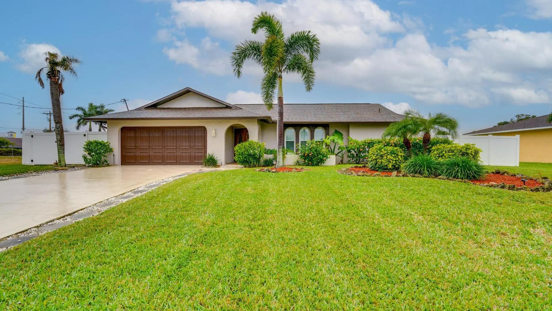 Canal-front With Dock And Lanai In Cape Coral! Holiday home Cape Coral