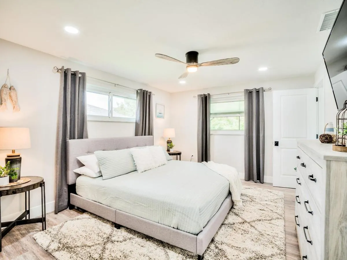 Casa Serenity Private Pool, With Heated Option Near Beaches And Shopping Sleeps 12 Cape Coral