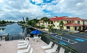 Oyo Waterfront Hotel- Myers, Fl