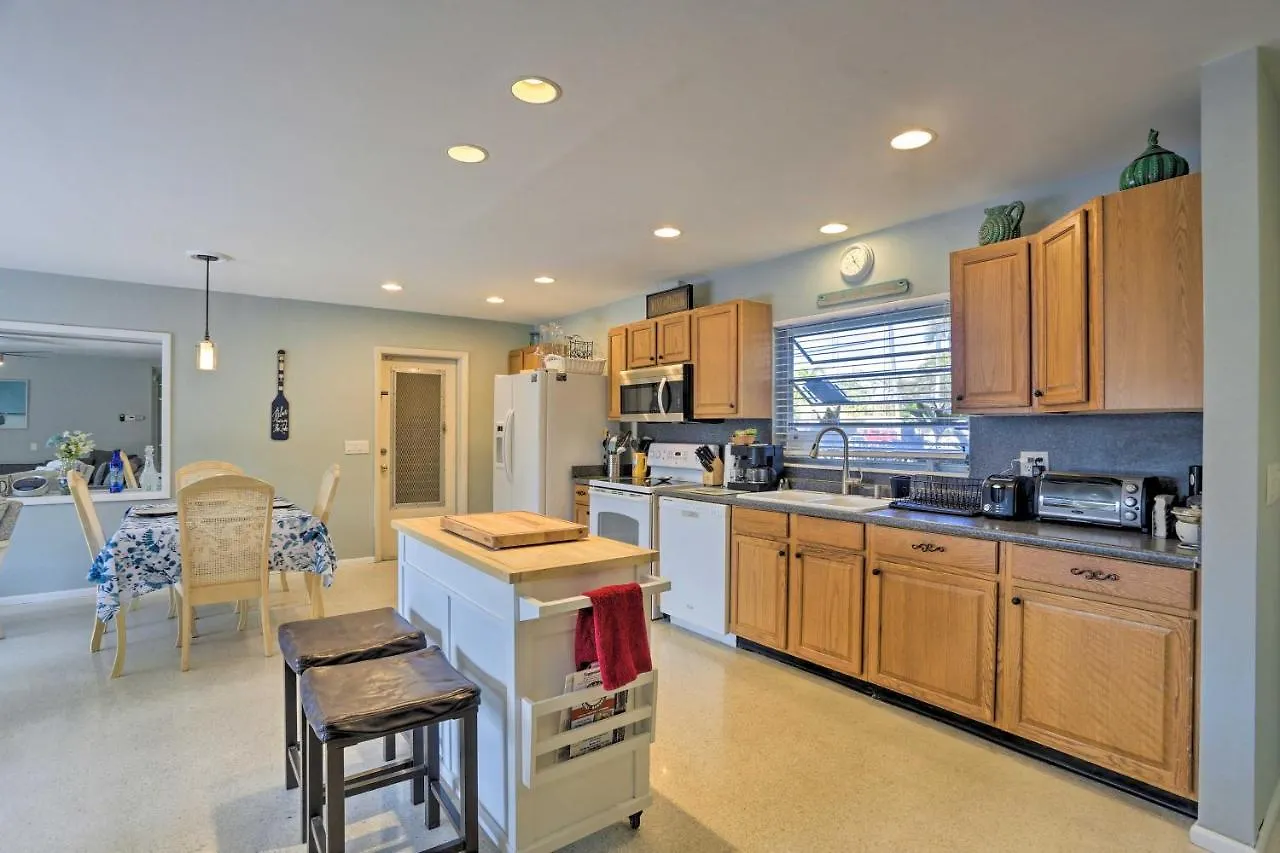 Waterfront Getaway With Kayaks And Bikes! Holiday home Cape Coral