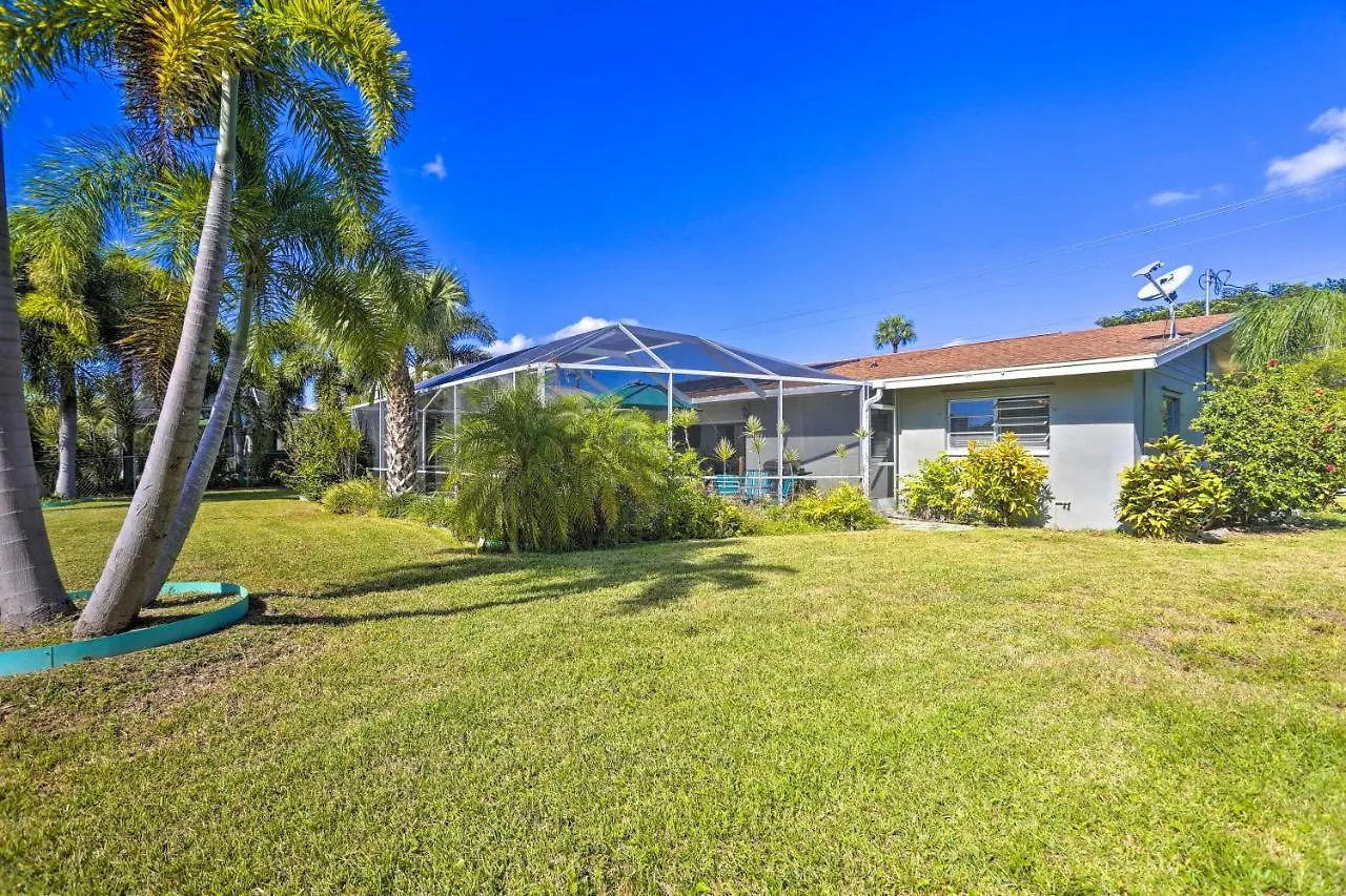 Waterfront Getaway With Kayaks And Bikes! Holiday home Cape Coral