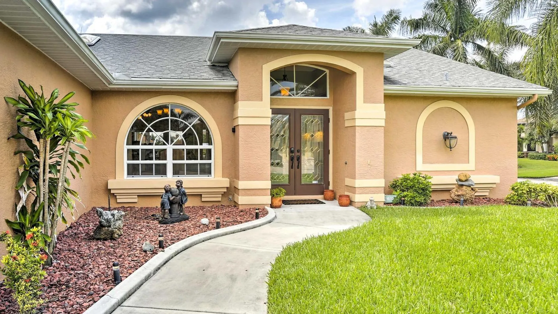 Abode - Near Sun Splash Park And Beach! *