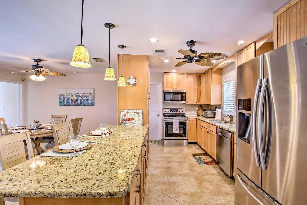 Waterfront Getaway With Pool And Dock! Cape Coral