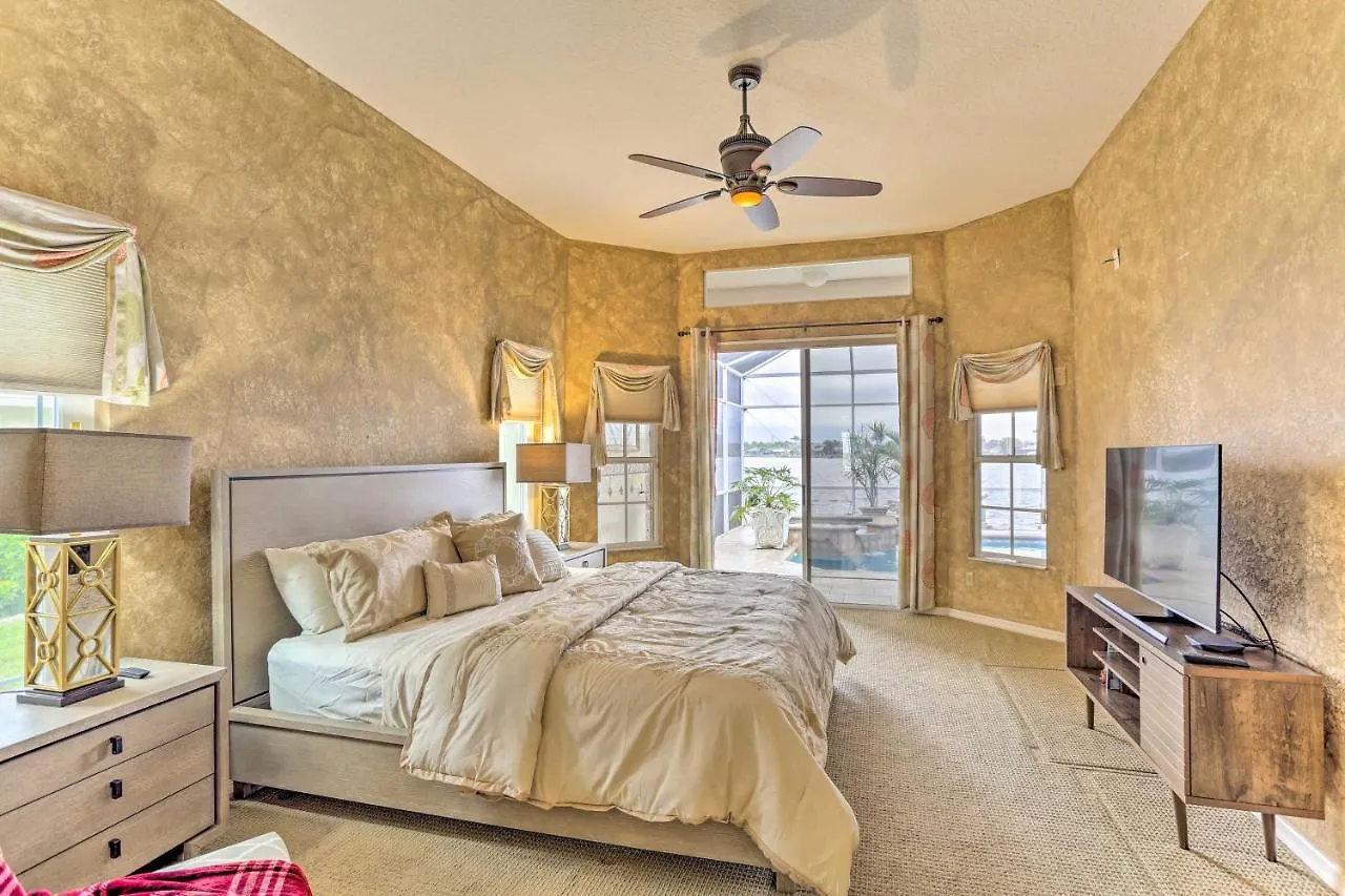 Lakefront With Private Pool And Dock! Holiday home Cape Coral