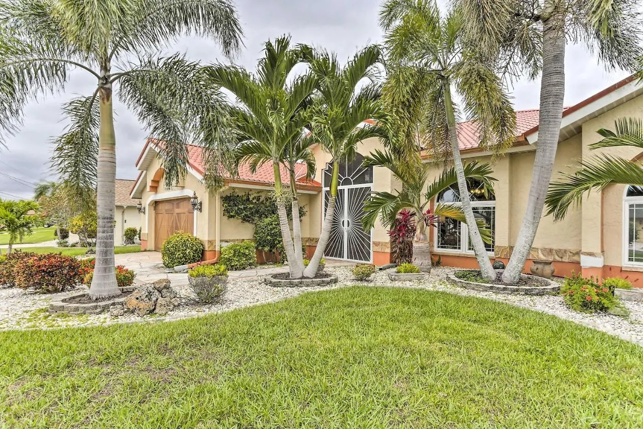 Lakefront With Private Pool And Dock! Holiday home Cape Coral