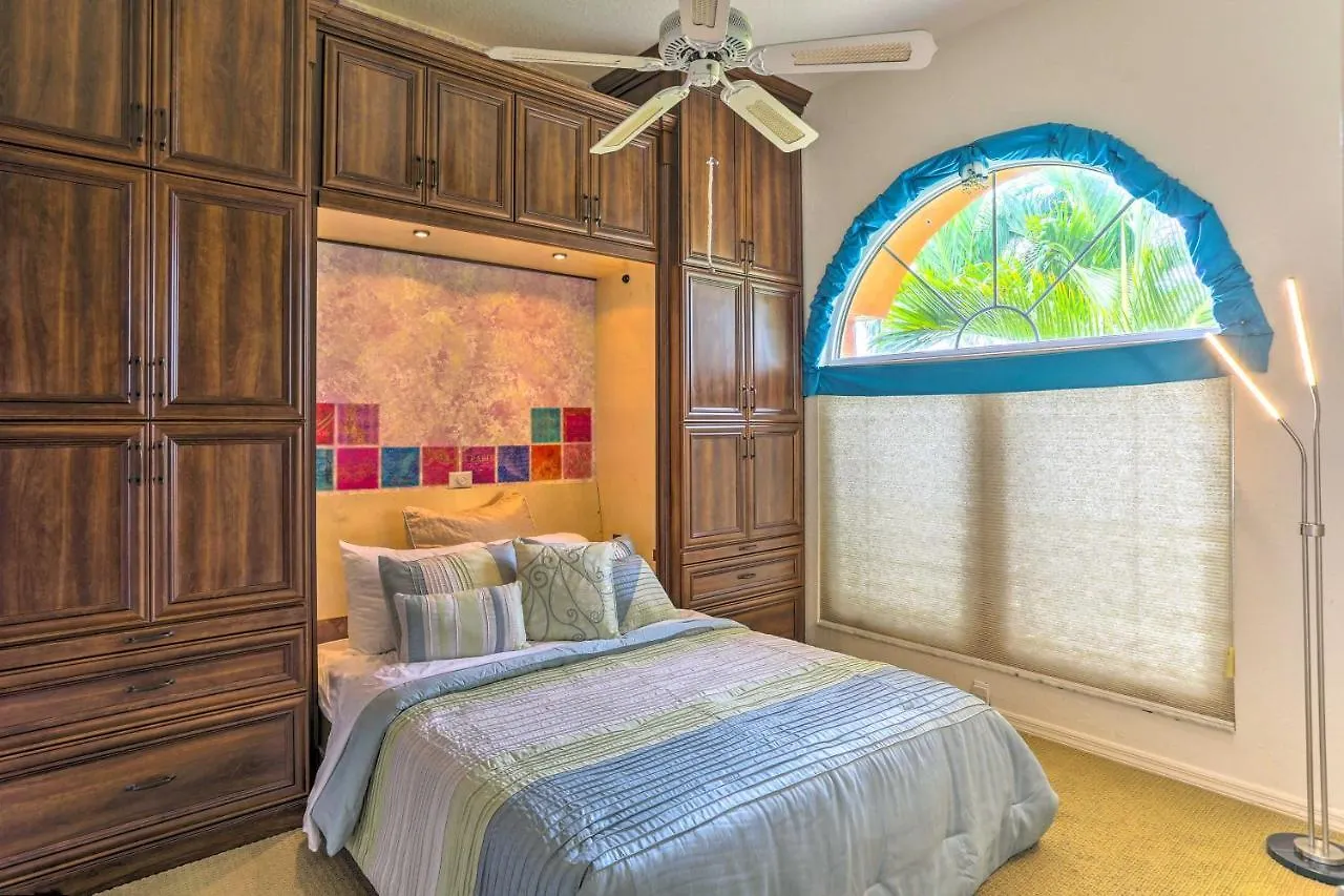 Holiday home Lakefront With Private Pool And Dock!