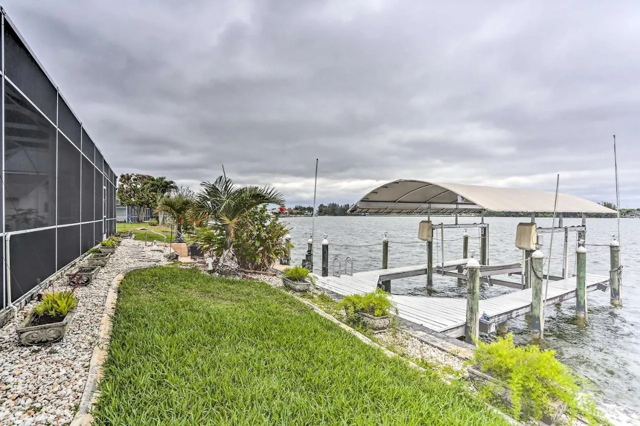 Holiday home Lakefront With Private Pool And Dock! *