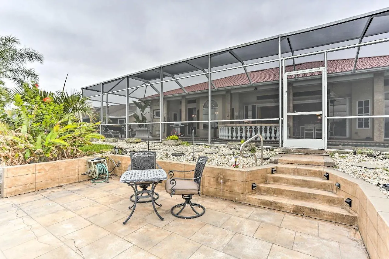 Holiday home Lakefront With Private Pool And Dock!