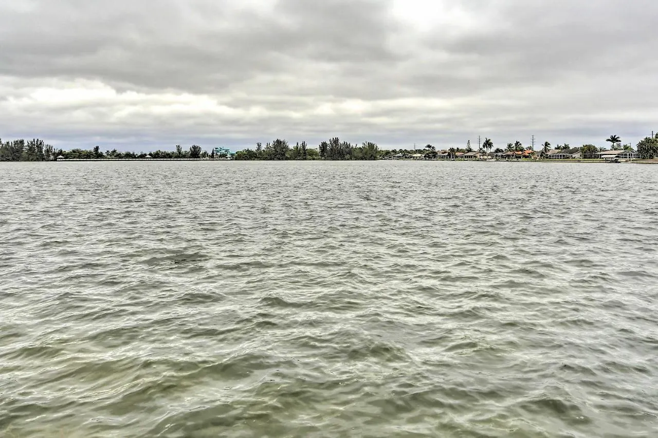 Holiday home Lakefront With Private Pool And Dock! Cape Coral