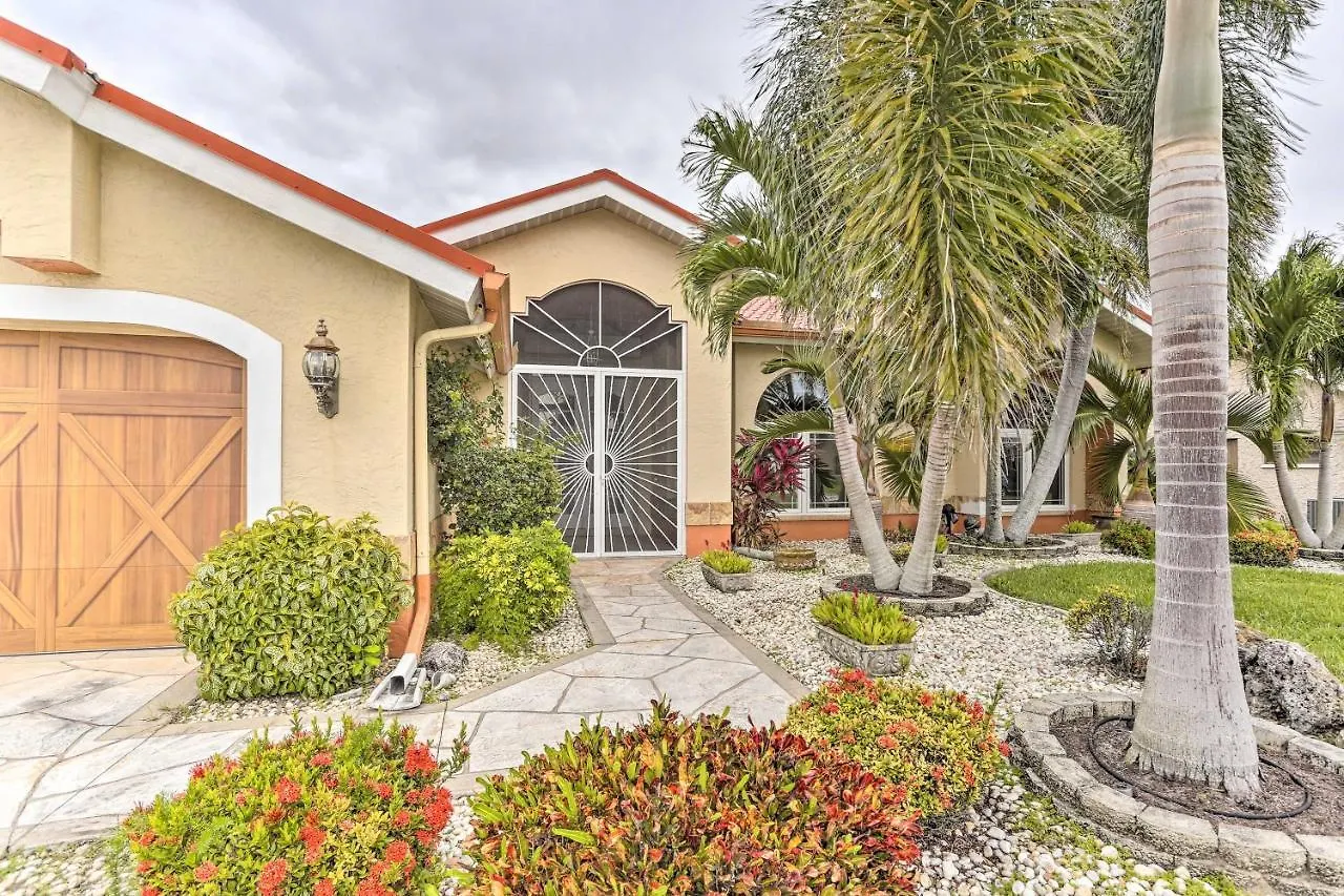 Holiday home Lakefront With Private Pool And Dock!