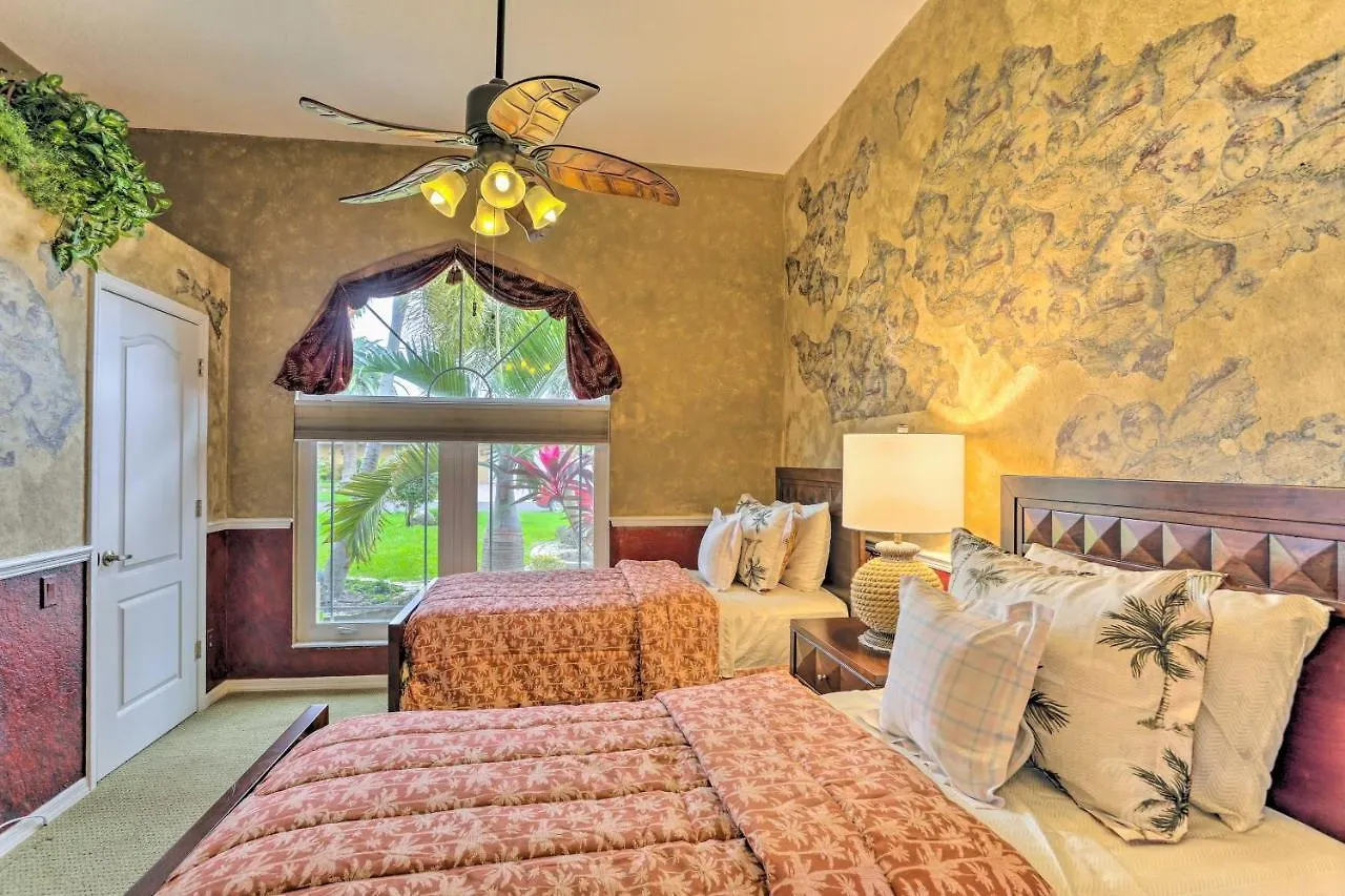 Holiday home Lakefront With Private Pool And Dock!