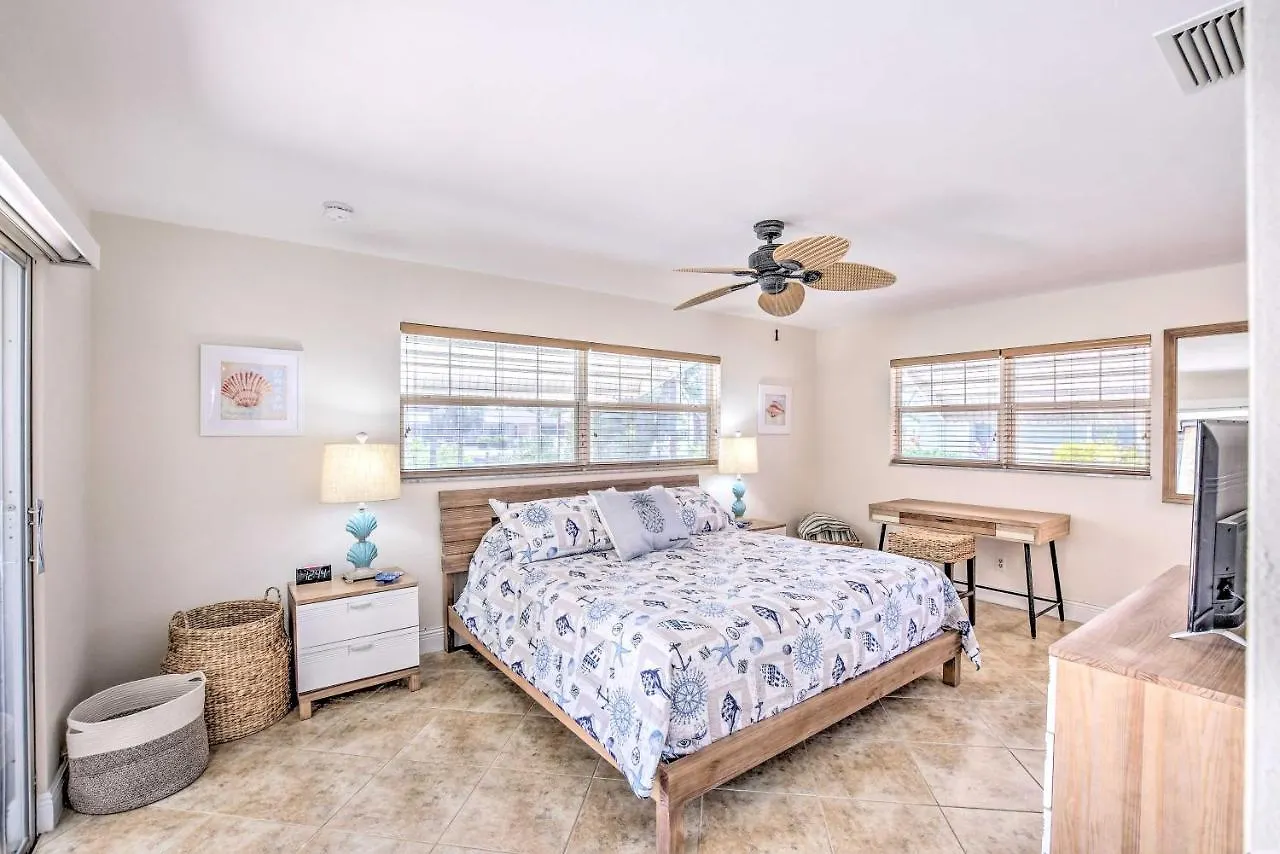 Holiday home Waterfront Getaway With Pool And Dock! Cape Coral