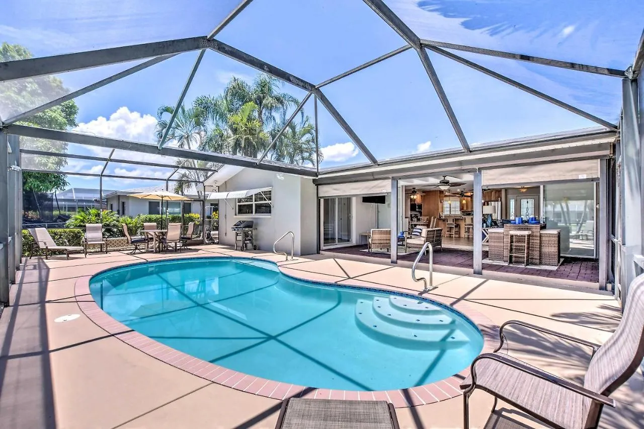 Holiday home Waterfront Getaway With Pool And Dock! *