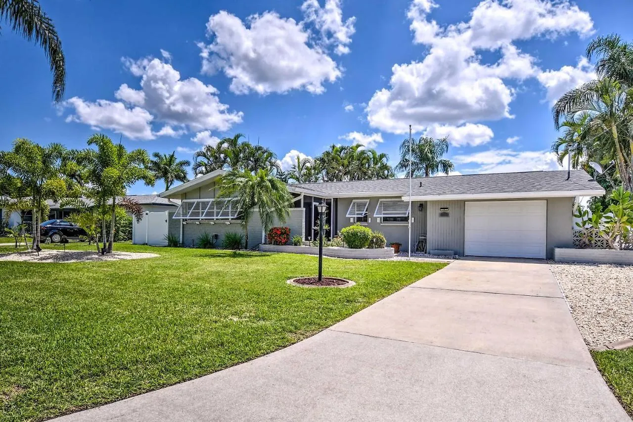 Holiday home Waterfront Getaway With Pool And Dock! *