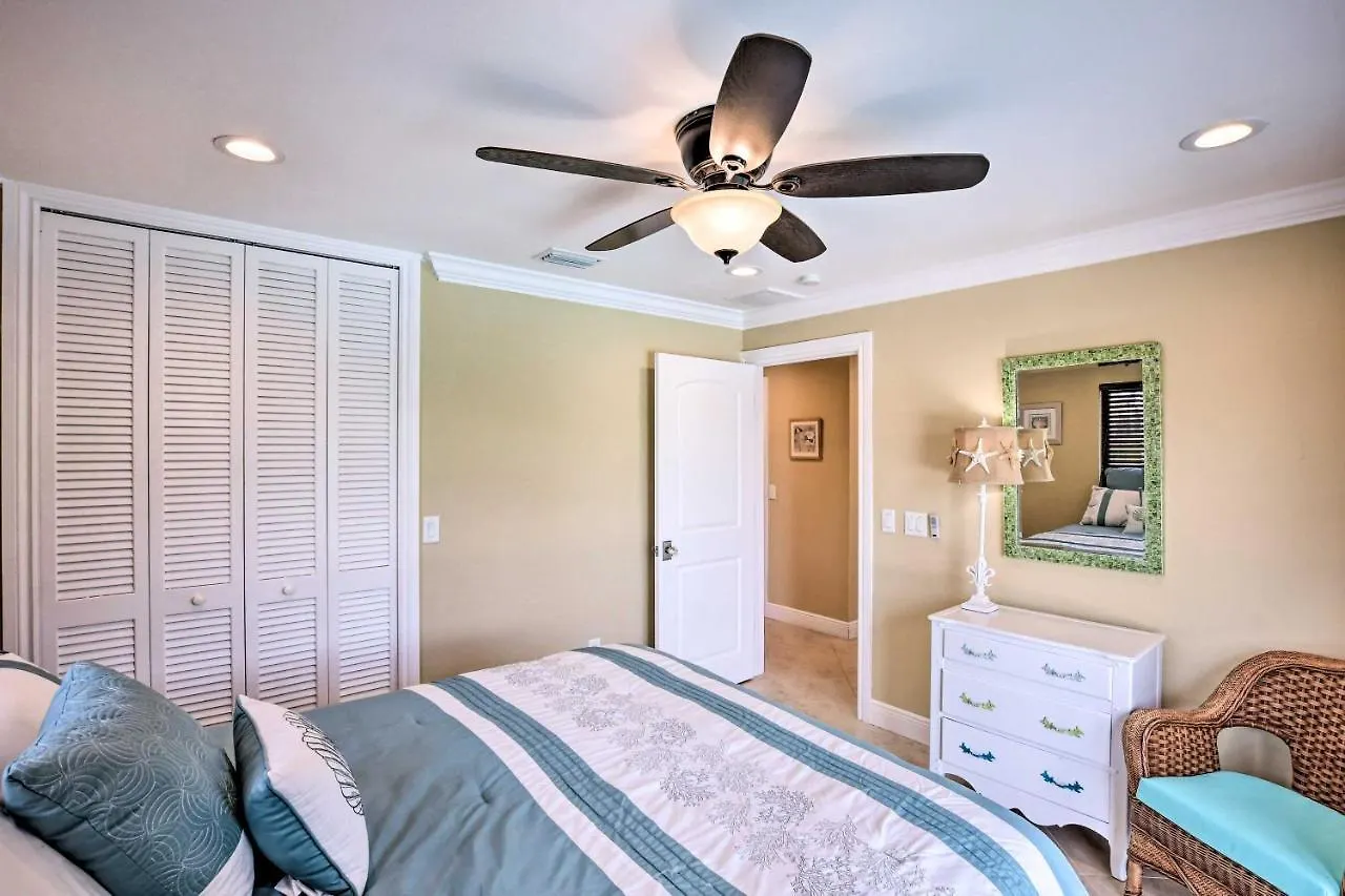 Canalfront With Private Dock! Holiday home Cape Coral