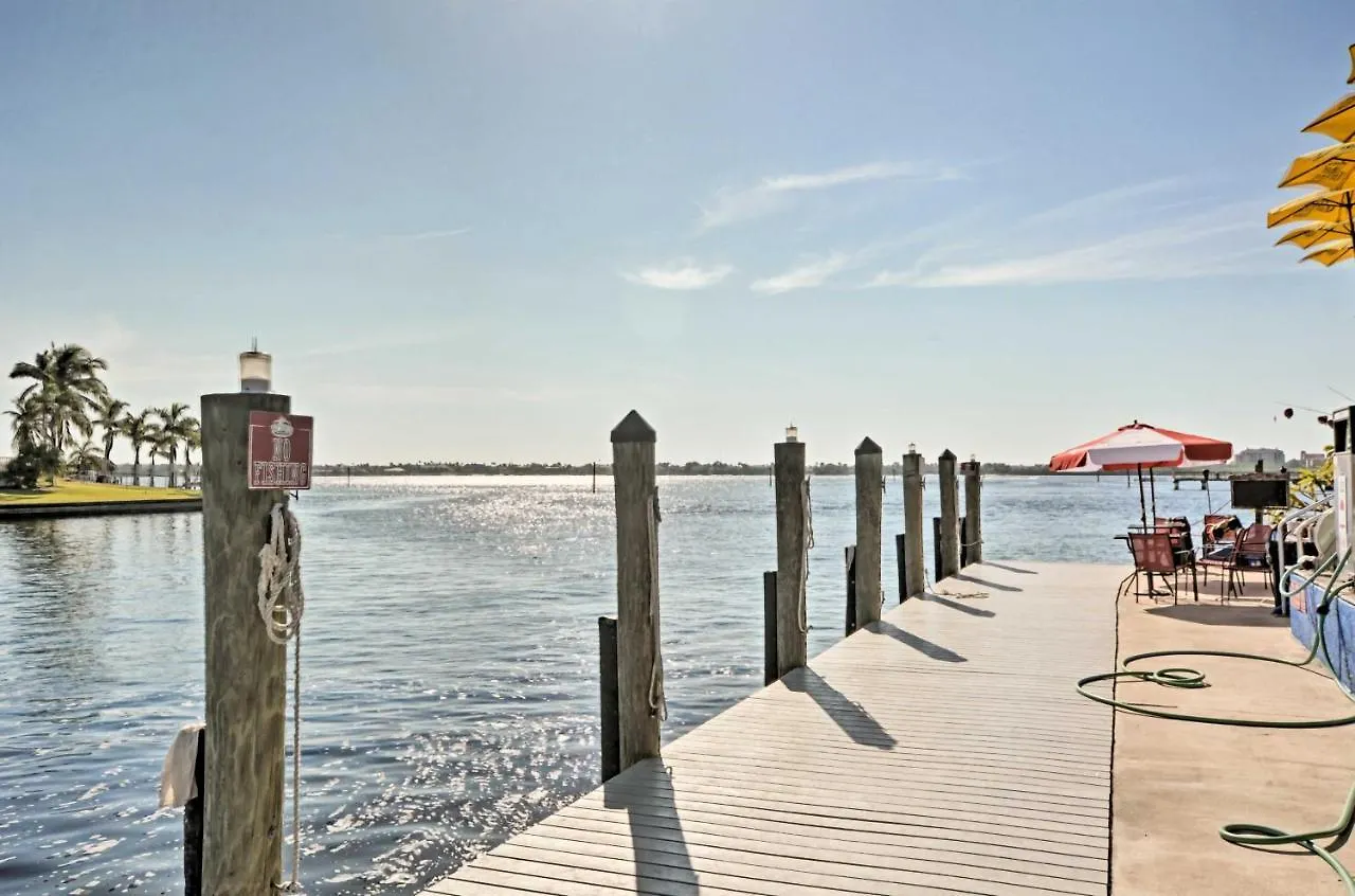 Gorgeous Duplex With Modern Interior Holiday home Cape Coral