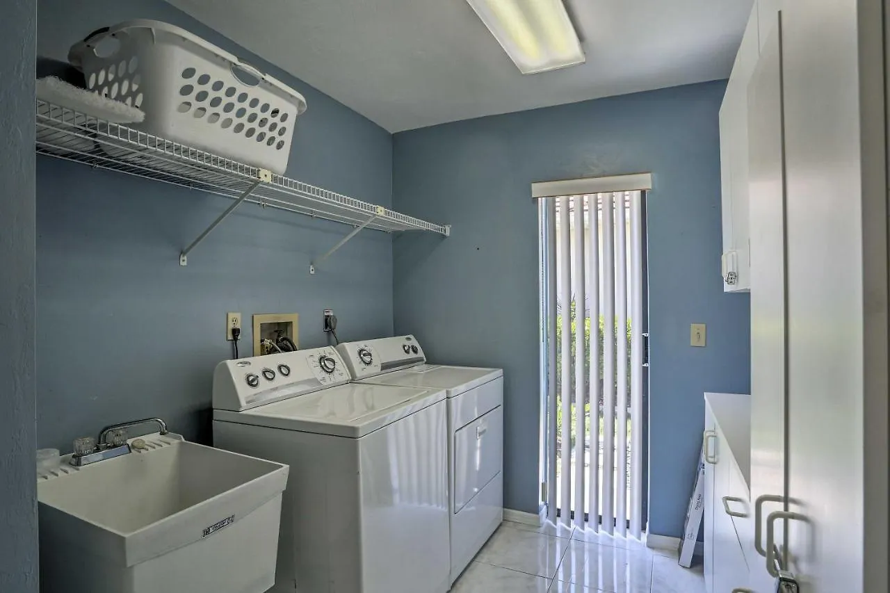 Holiday home Canal-front Retreat With Dock In Cape Coral! *