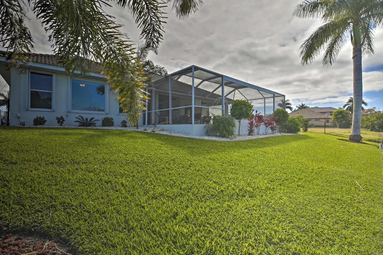 Waterfront With Private Dock And Lanai Holiday home Cape Coral