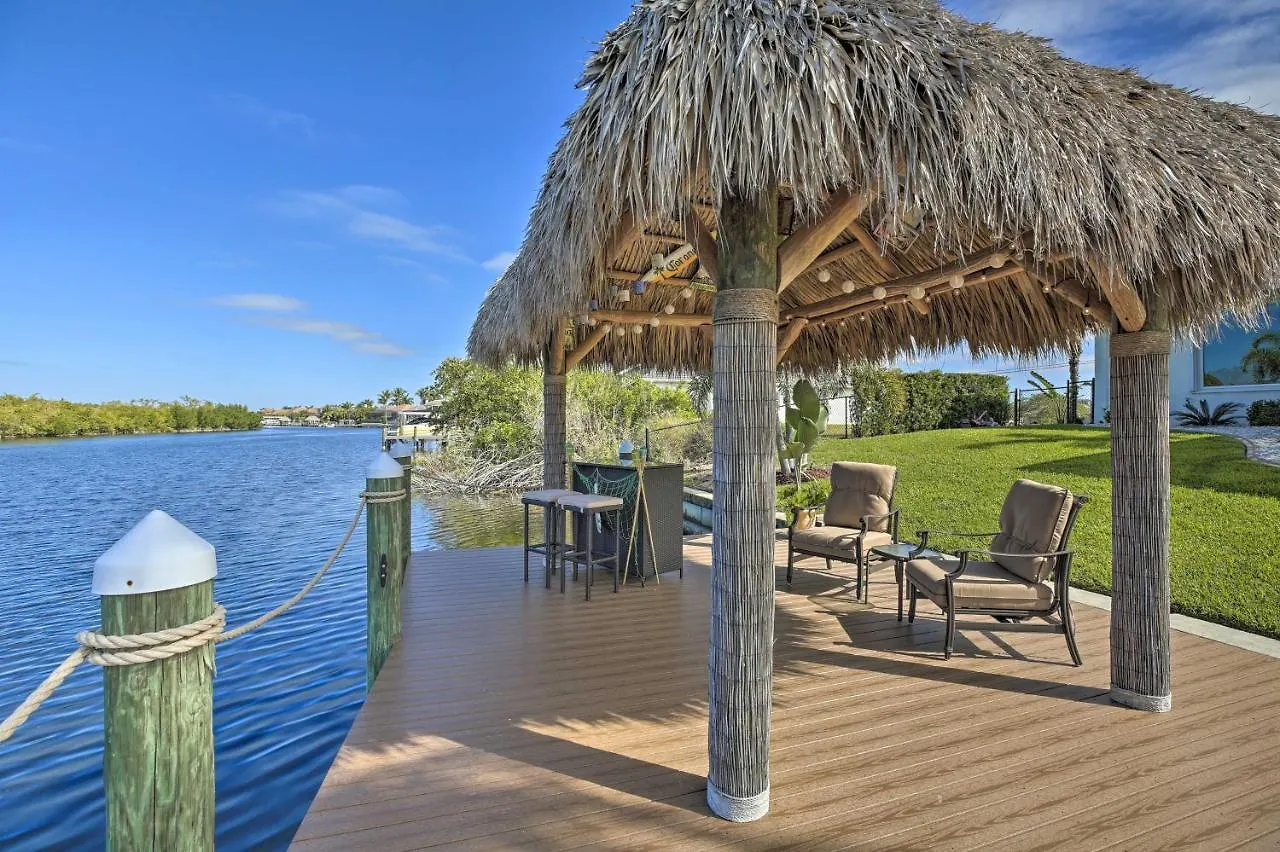 Waterfront With Private Dock And Lanai Holiday home Cape Coral
