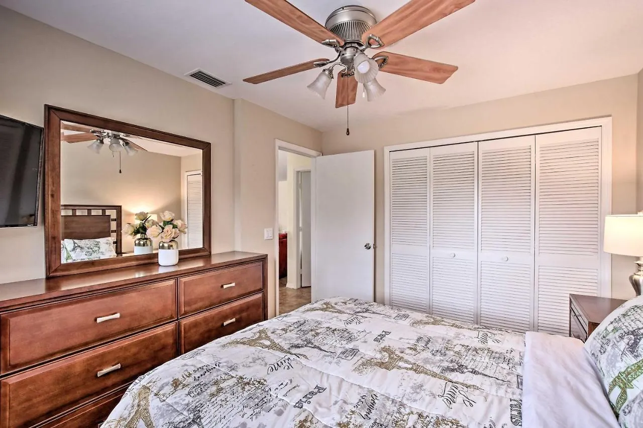 The Pelican Escape With Lanai About 3 Mi To Downtown! Holiday home Cape Coral