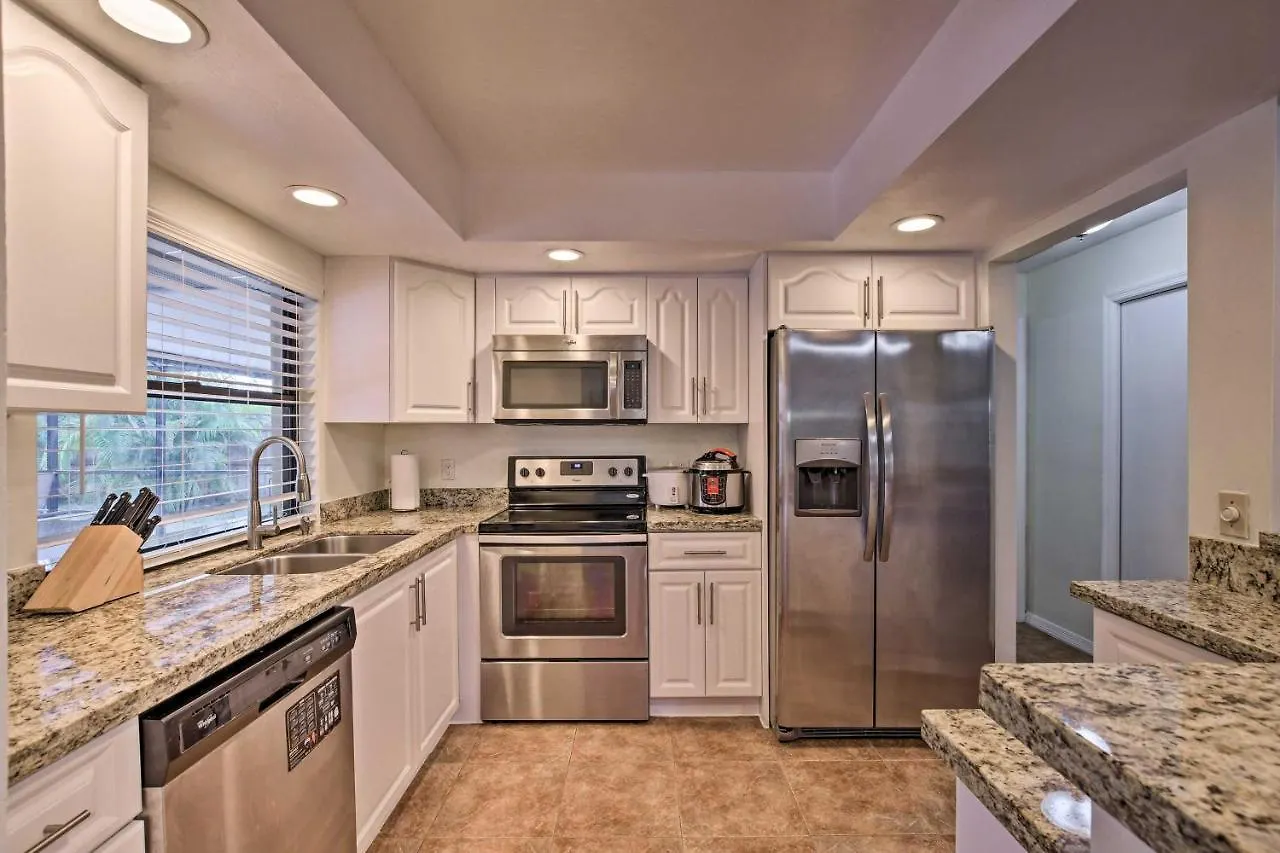 The Pelican Escape With Lanai About 3 Mi To Downtown! Cape Coral