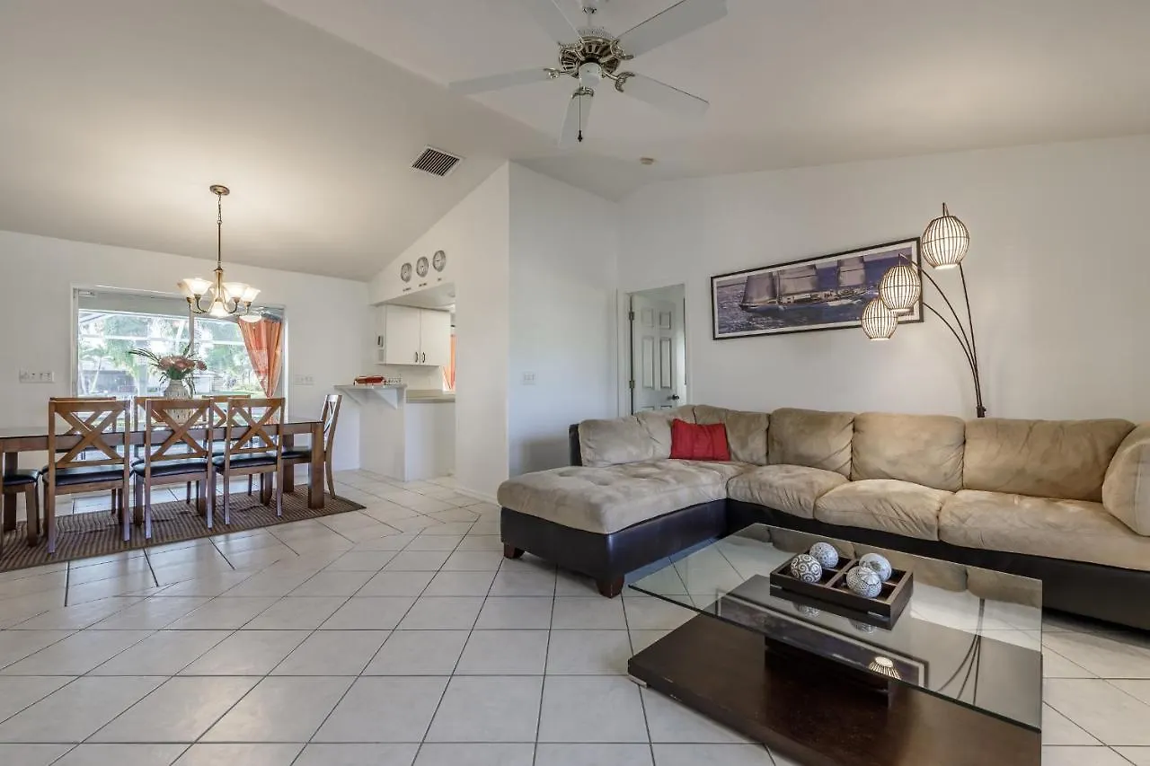Calusa, Holiday home *