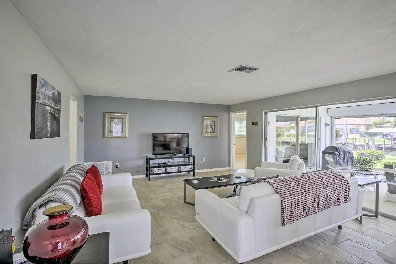 Bright With Dock And Canal View In Cape Coral! Holiday home