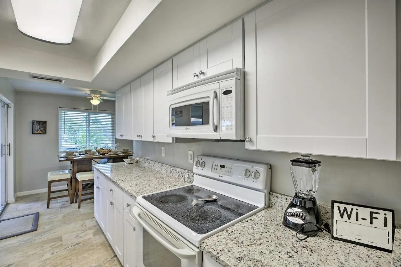Bright With Dock And Canal View In Cape Coral! * Cape Coral