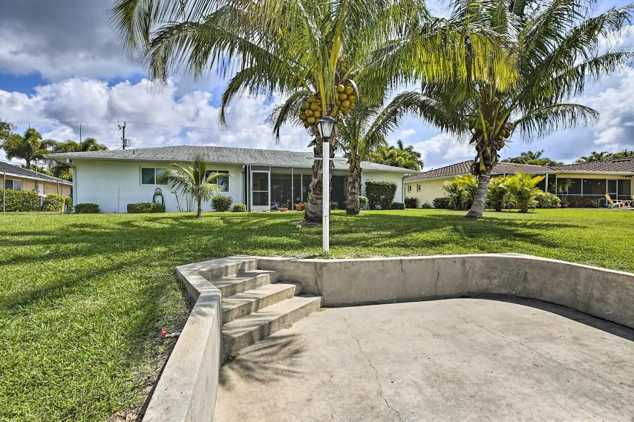 Bright With Dock And Canal View In Cape Coral! Holiday home *