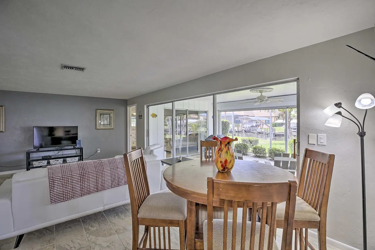 Bright With Dock And Canal View In Cape Coral! Holiday home *