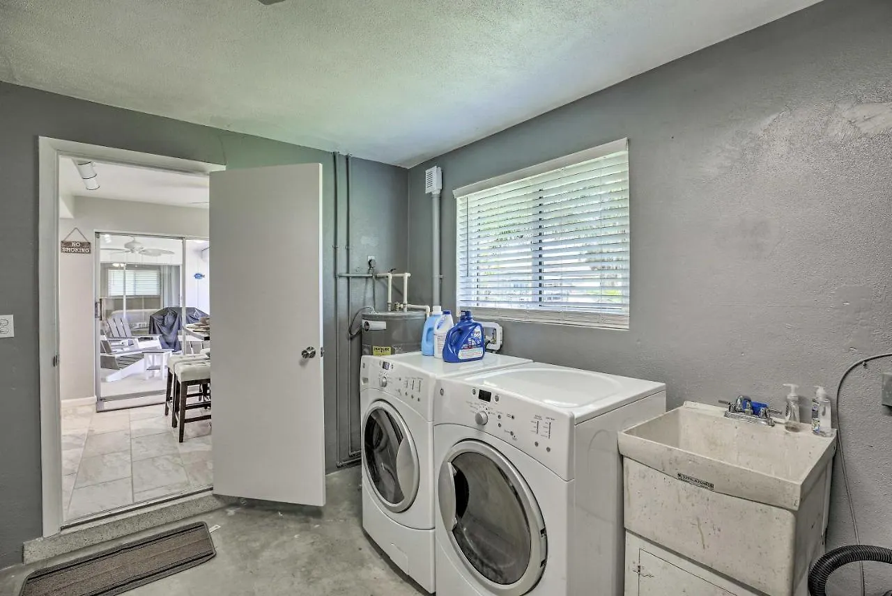 Bright With Dock And Canal View In Cape Coral! Cape Coral