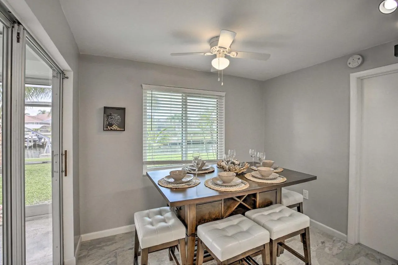 Holiday home Bright With Dock And Canal View In Cape Coral! *