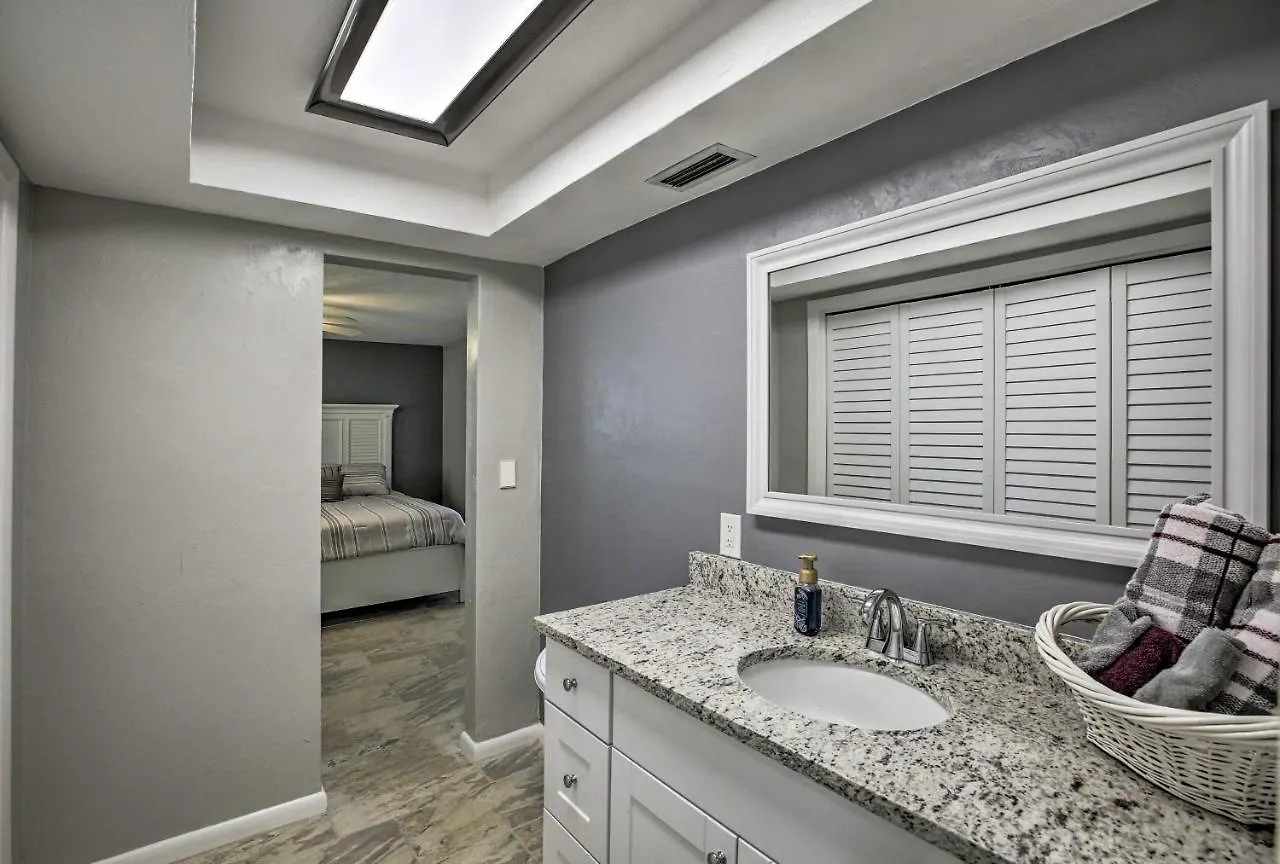 Holiday home Bright With Dock And Canal View In Cape Coral!