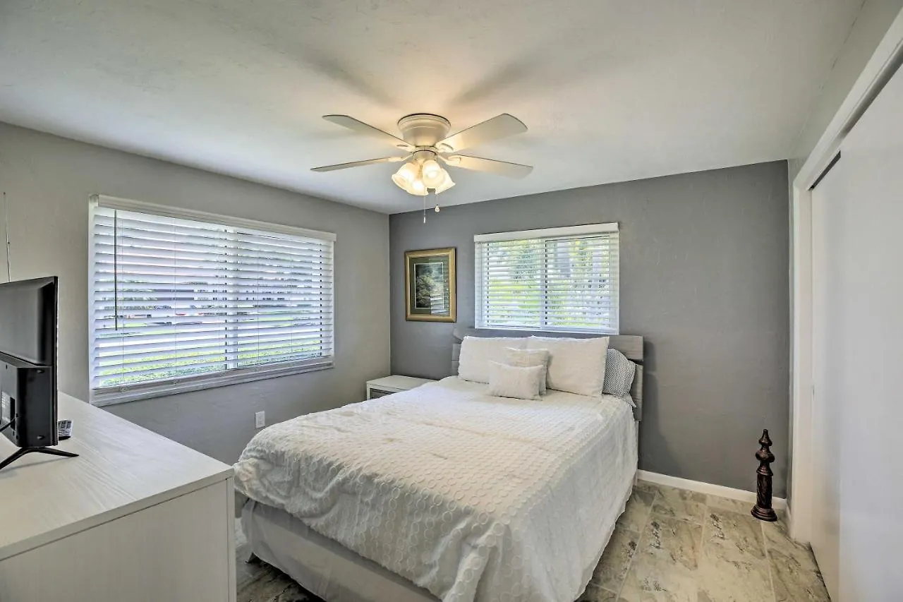 Holiday home Bright With Dock And Canal View In Cape Coral! Cape Coral