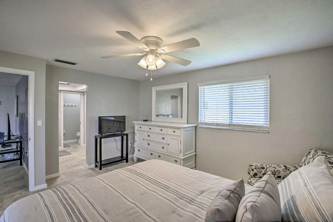 Bright With Dock And Canal View In Cape Coral! Cape Coral