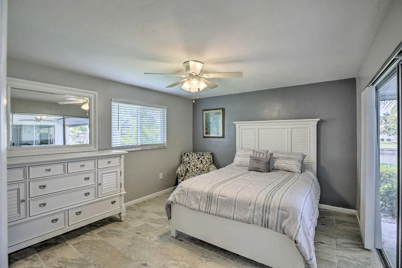 Holiday home Bright With Dock And Canal View In Cape Coral! Cape Coral