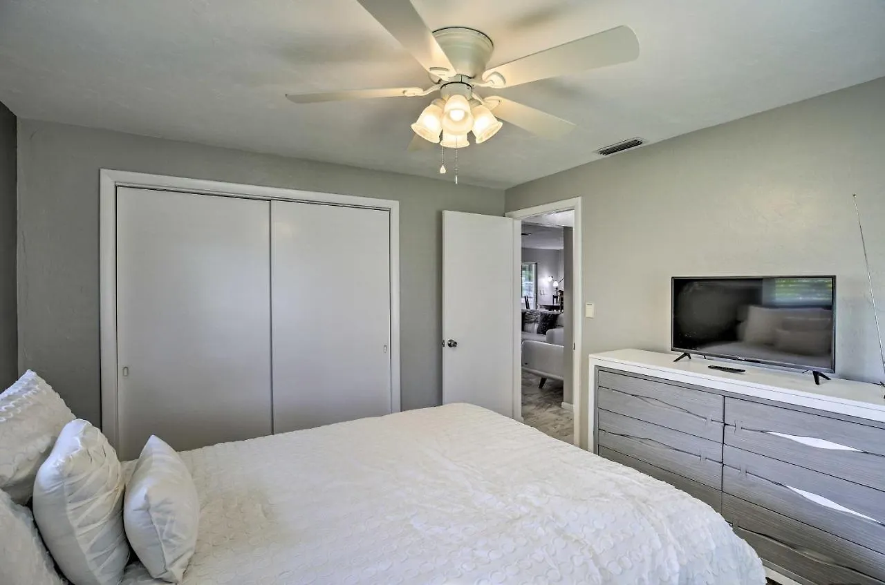 Holiday home Bright With Dock And Canal View In Cape Coral! Cape Coral