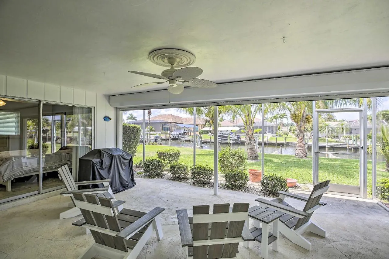 Bright With Dock And Canal View In Cape Coral! Holiday home Cape Coral